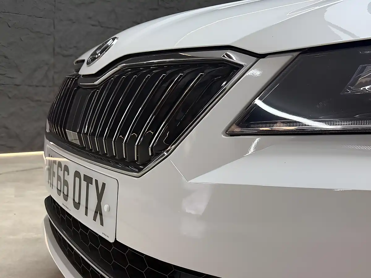 Used 2016 Skoda Superb Se L Executive White - Interior and Exterior details 5