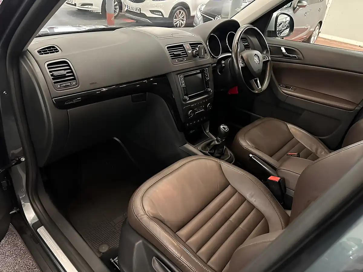 Used 2016 Skoda Yeti Laurin & Klement Outdoor Grey - Interior and Exterior details 6