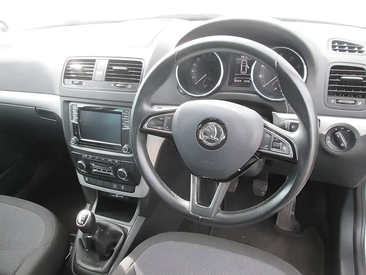Used 2016 Skoda Yeti Se Business White - Interior and Exterior details 7