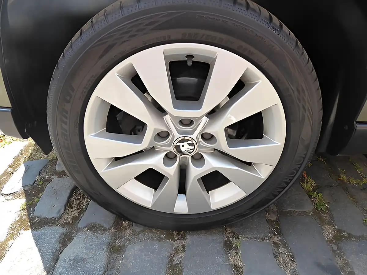 Used 2016 Skoda Yeti Se L Outdoor Green - Interior and Exterior details 9