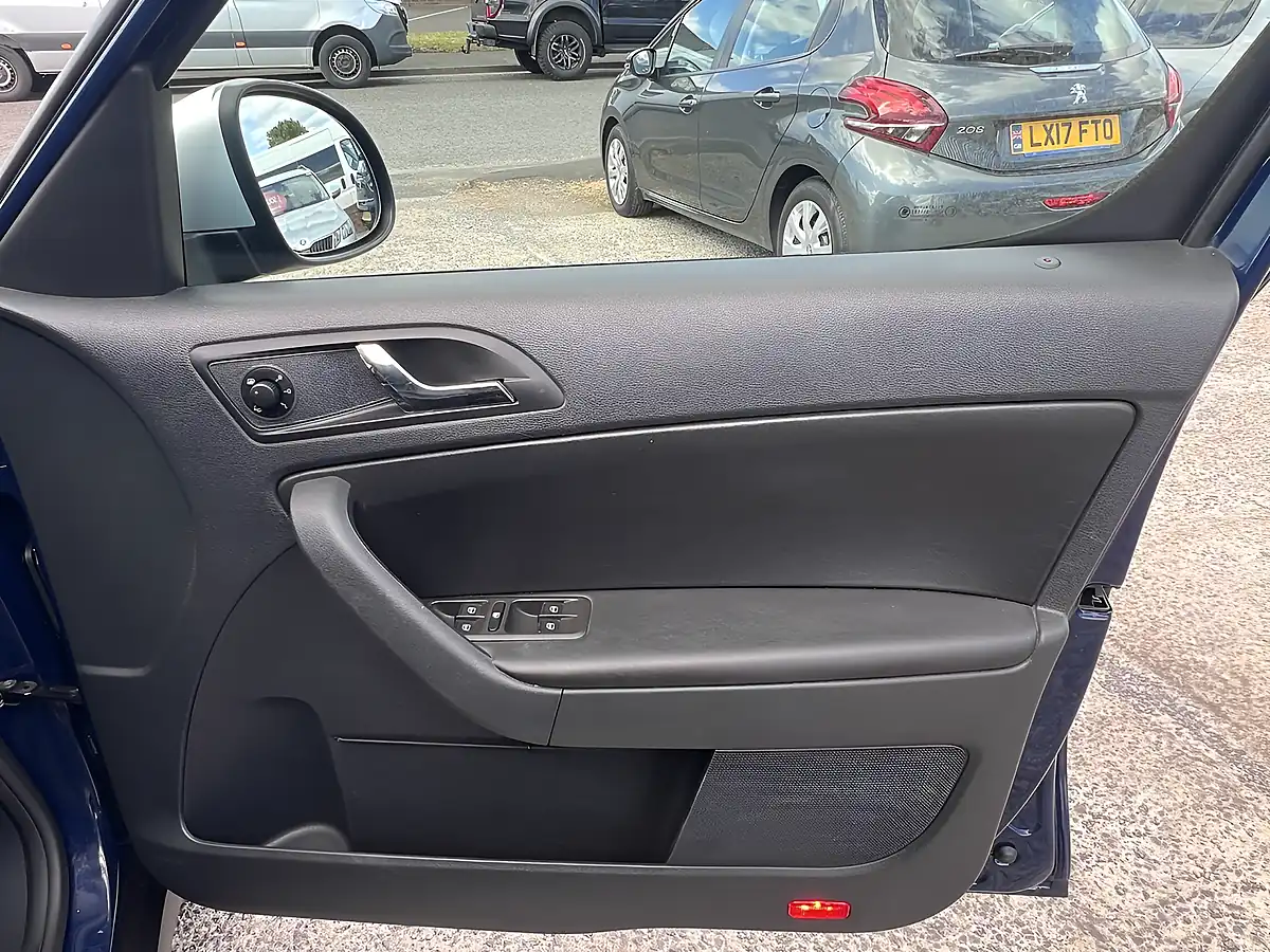 Used 2016 Skoda Yeti Se L Outdoor Pacific Blue - Interior and Exterior details 15