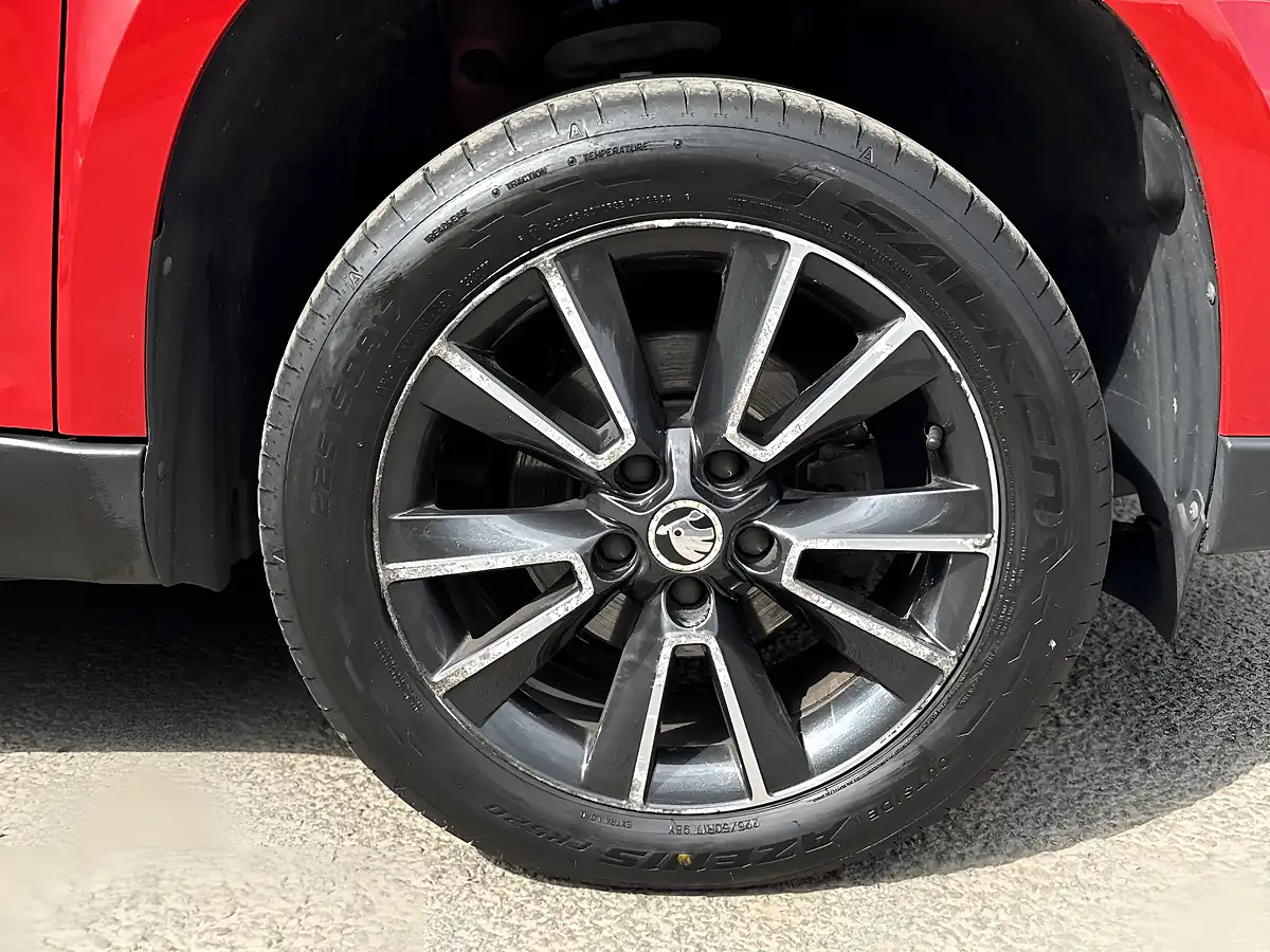 Used 2016 Skoda Yeti Se Red - Interior and Exterior details 13