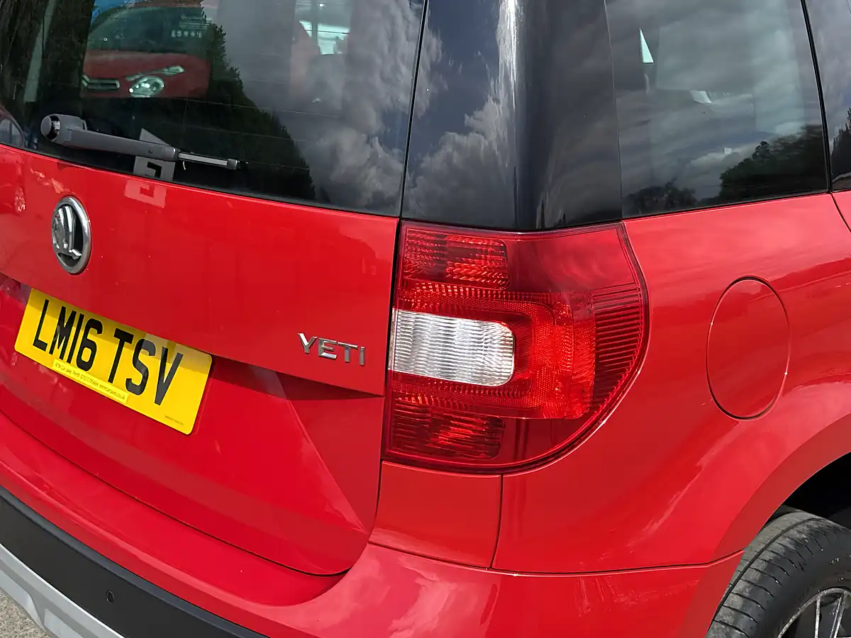 Used 2016 Skoda Yeti Se Red - Interior and Exterior details 14