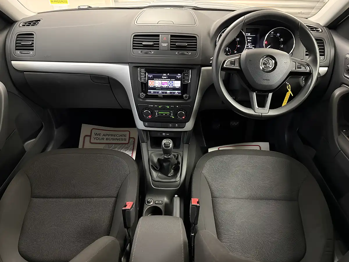 Used 2016 Skoda Yeti Se Silver - Interior and Exterior details 9