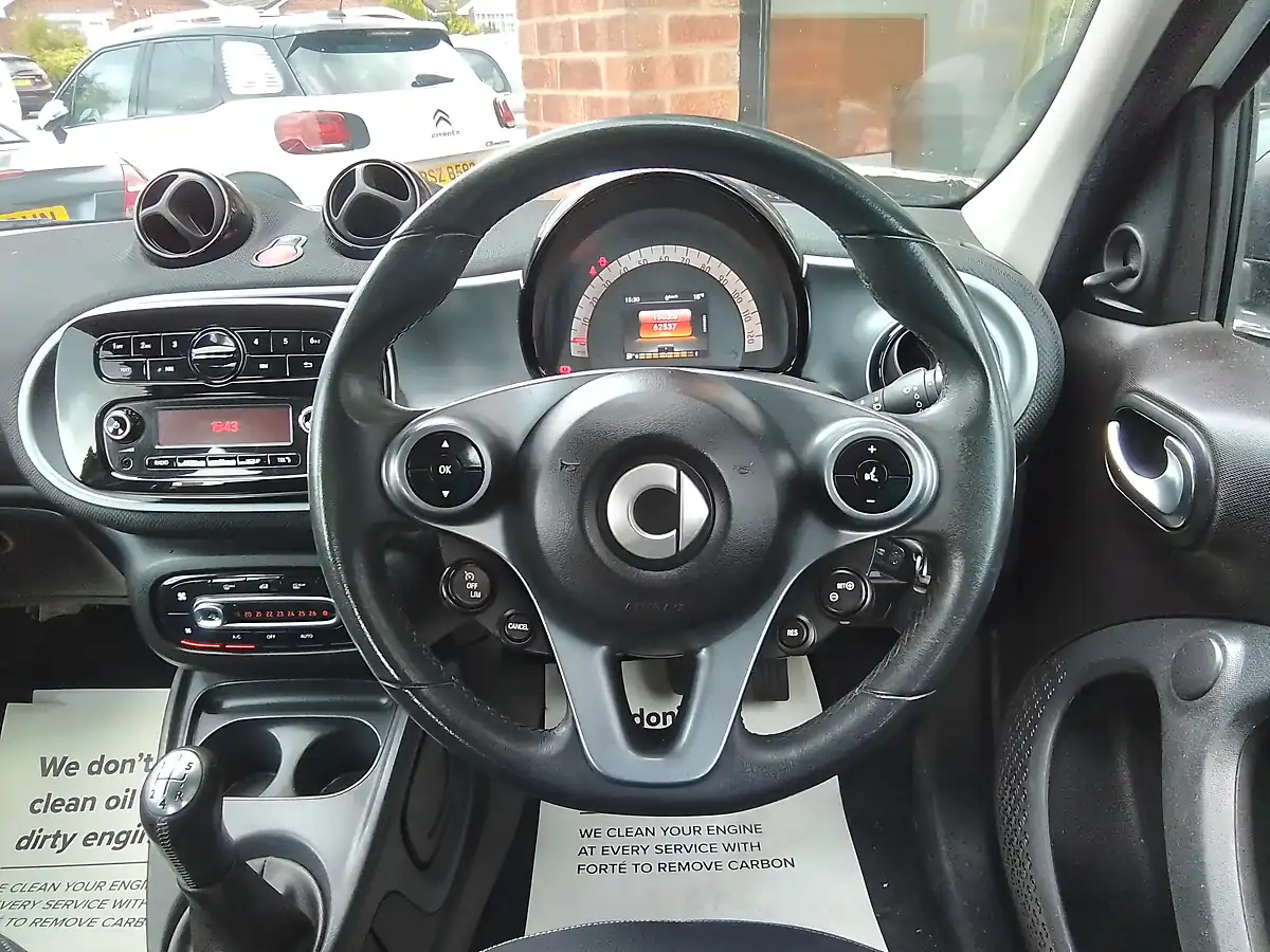 Used 2016 Smart Forfour Passion White - Interior and Exterior details 14