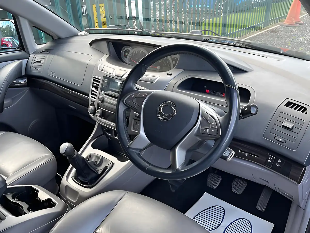 Used 2016 Ssangyong Rodius Ex Red - Interior and Exterior details 10