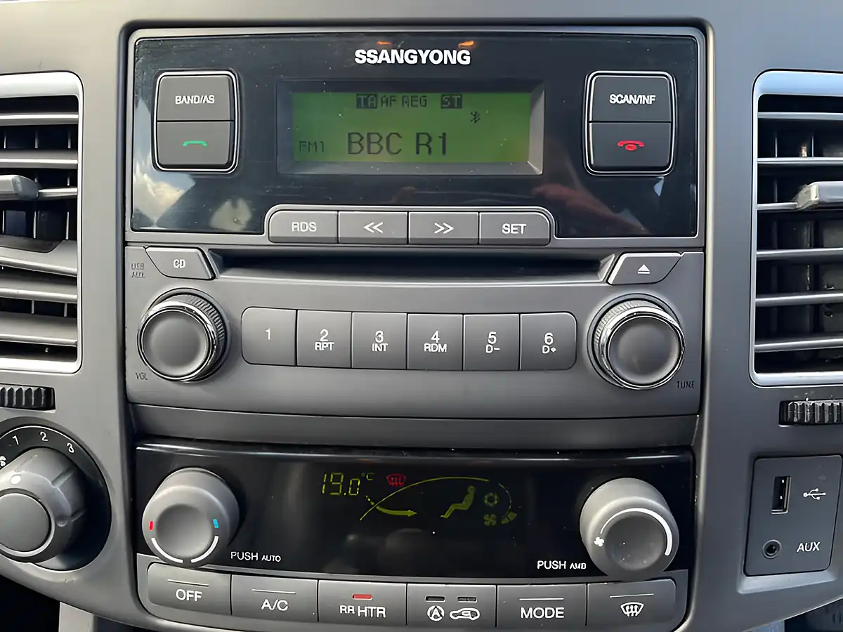 Used 2016 Ssangyong Rodius Ex Red - Interior and Exterior details 12