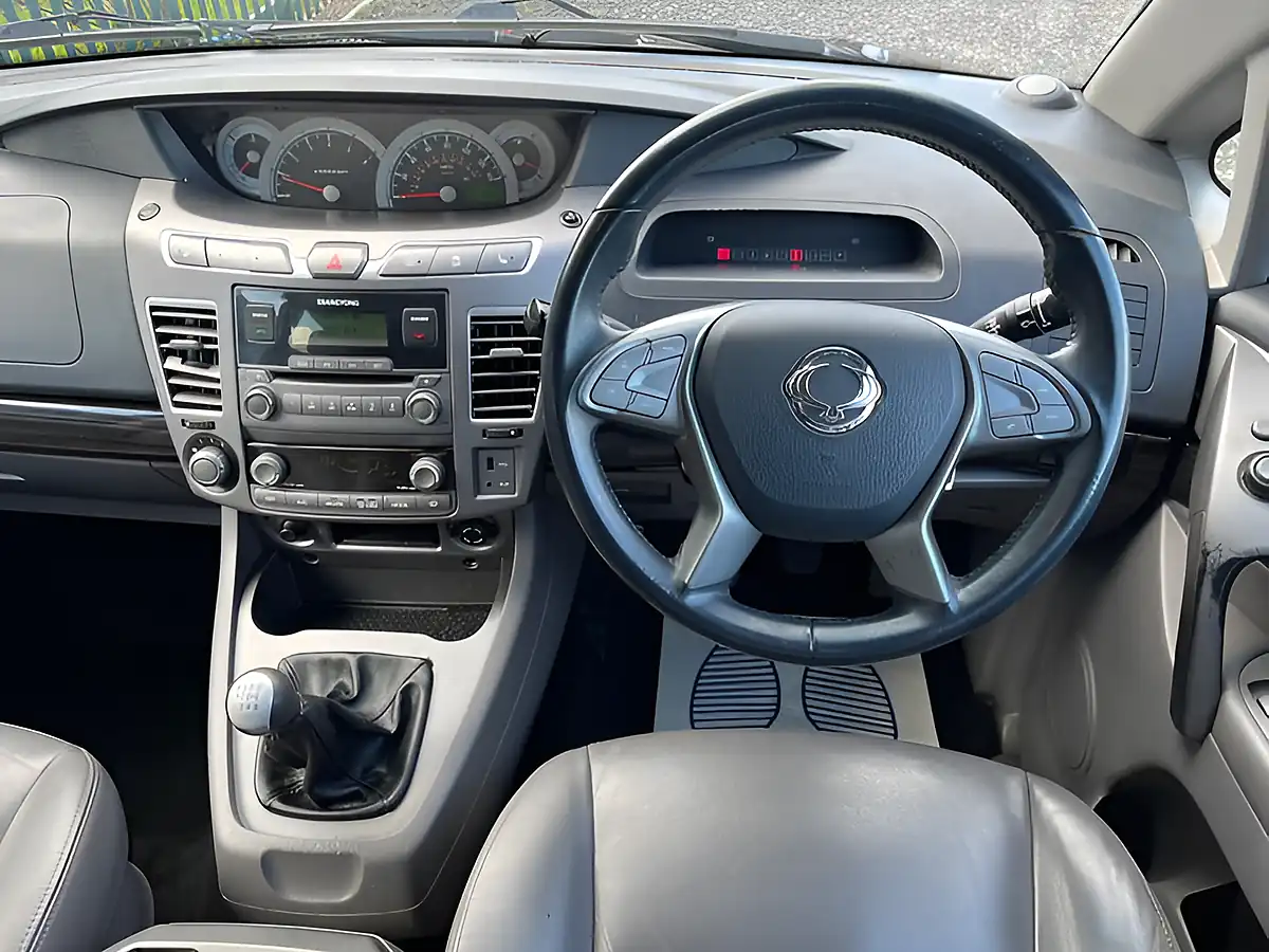 Used 2016 Ssangyong Rodius Ex Red - Interior and Exterior details 17