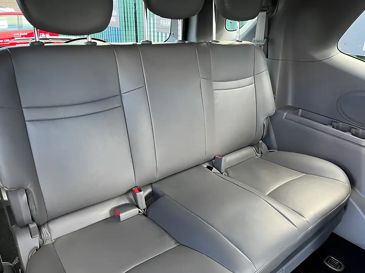 Used 2016 Ssangyong Rodius Ex Red - Interior and Exterior details 18
