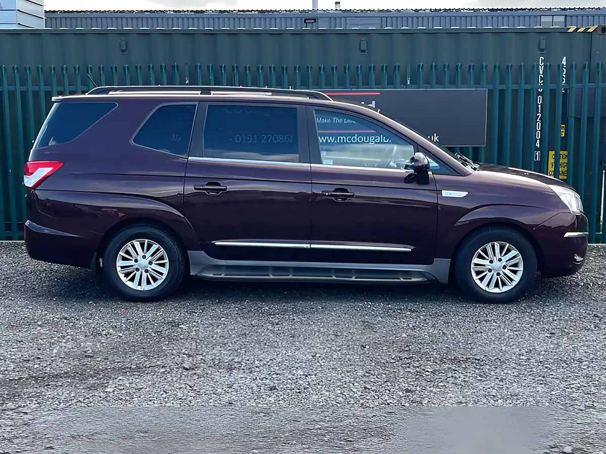 Used 2016 Ssangyong Rodius Ex Red - Interior and Exterior details 7