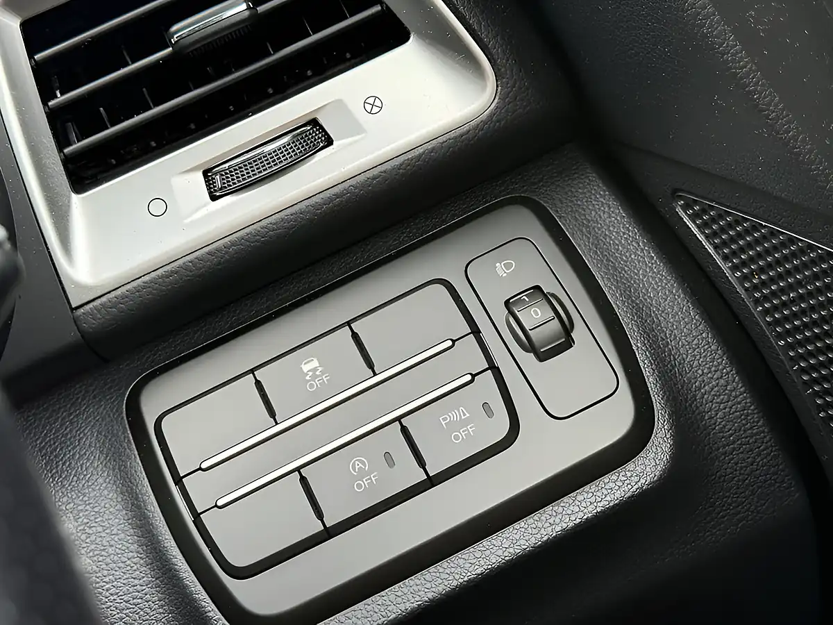 Used 2016 Ssangyong Tivoli Elx Silver - Interior and Exterior details 18