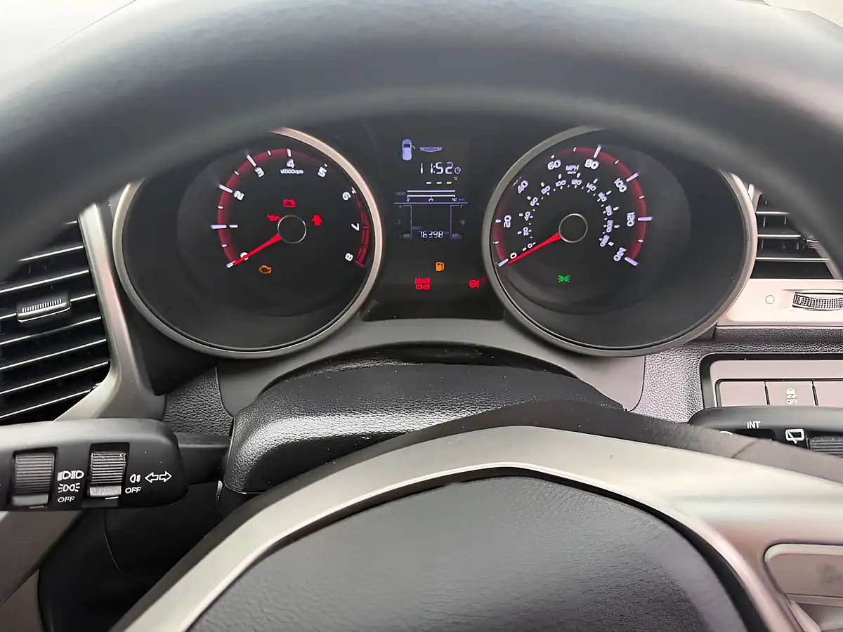 Used 2016 Ssangyong Tivoli Se Red - Interior and Exterior details 18