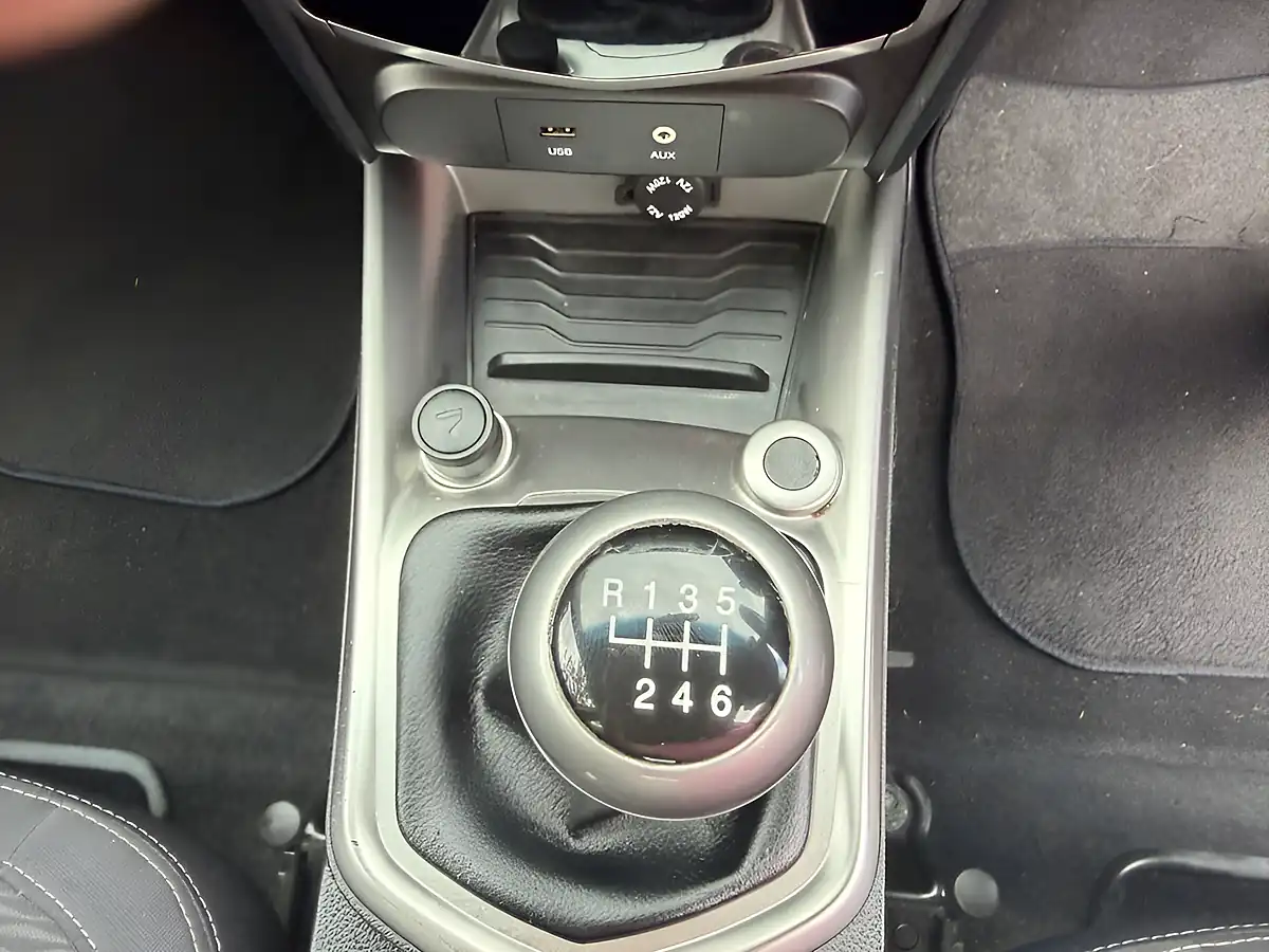 Used 2016 Ssangyong Tivoli Se Red - Interior and Exterior details 19