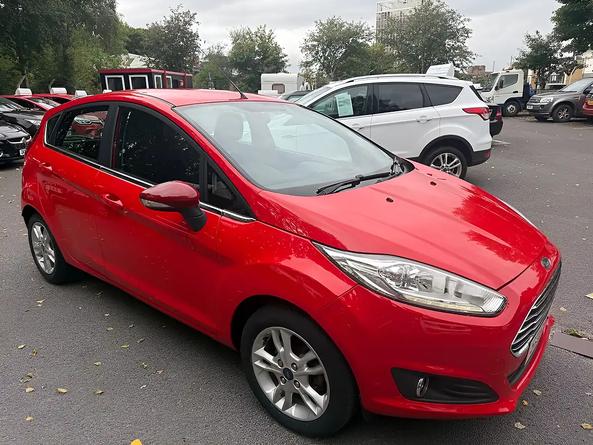Used 2016 Ssangyong Tivoli Se Red - Interior and Exterior details 2