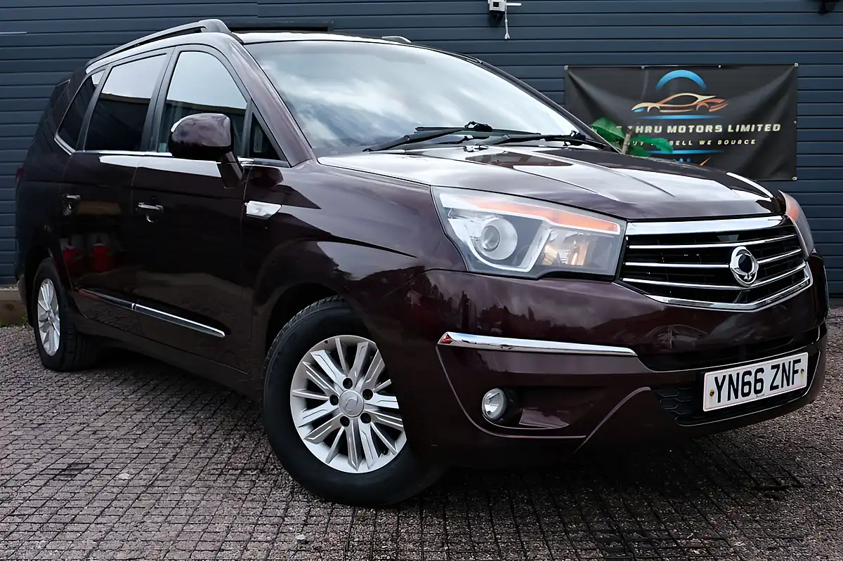 Used 2016 Ssangyong Turismo Ex Red - Front View