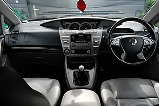Used 2016 Ssangyong Turismo Ex Red - Interior and Exterior details 11
