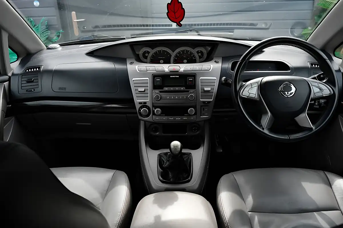 Used 2016 Ssangyong Turismo Ex Red - Interior and Exterior details 11