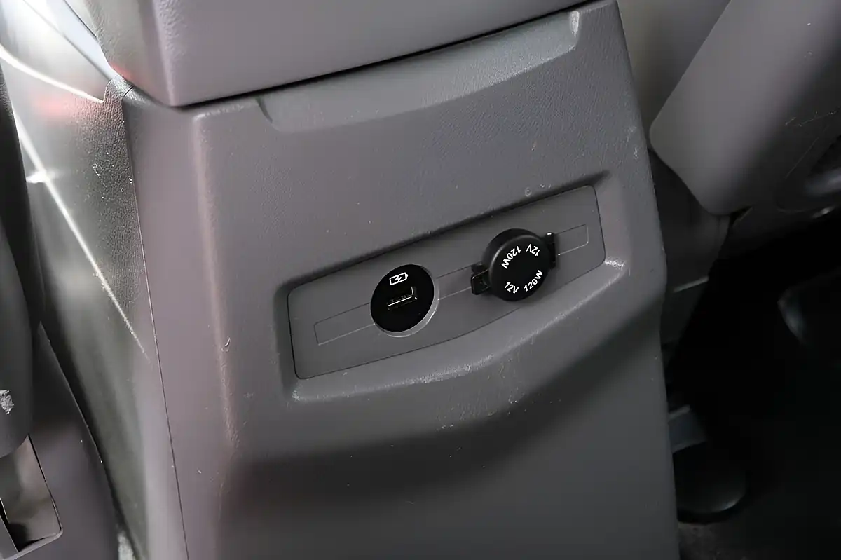 Used 2016 Ssangyong Turismo Ex Red - Interior and Exterior details 15