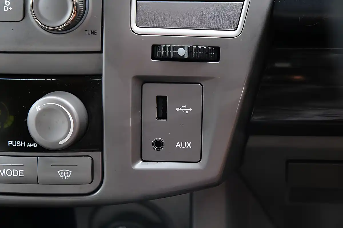 Used 2016 Ssangyong Turismo Ex Red - Interior and Exterior details 18
