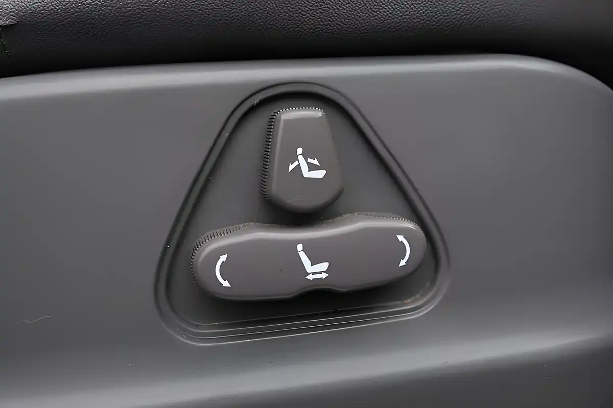 Used 2016 Ssangyong Turismo Ex Red - Interior and Exterior details 20