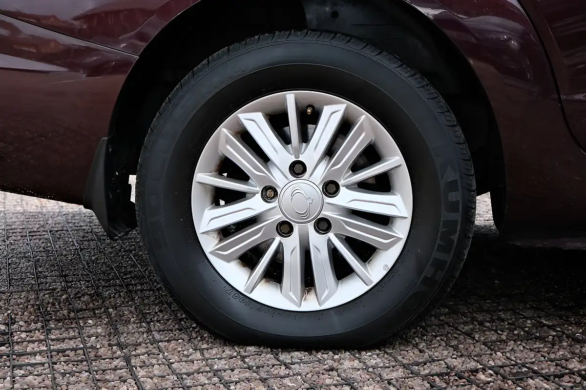 Used 2016 Ssangyong Turismo Ex Red - Interior and Exterior details 7