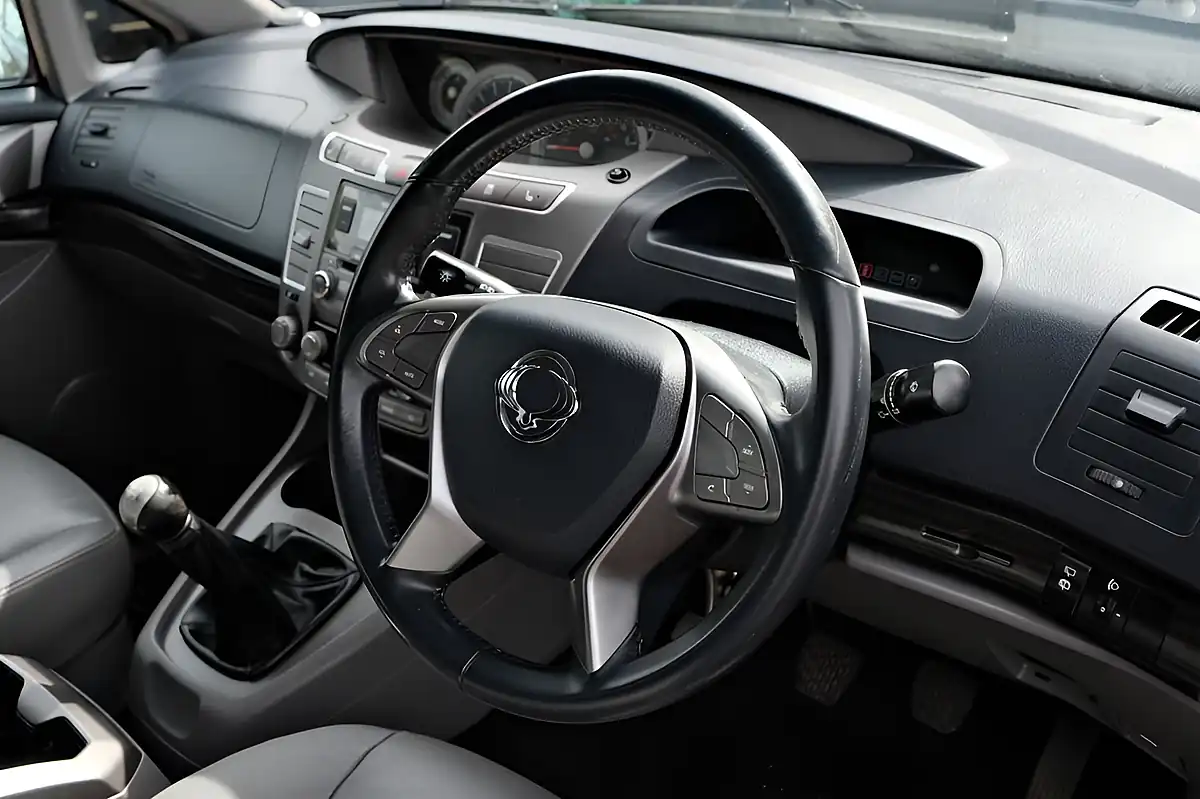 Used 2016 Ssangyong Turismo Ex Red - Interior and Exterior details 9