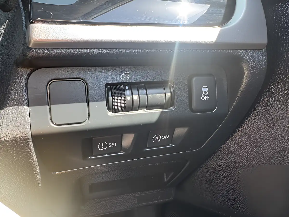 Used 2016 Subaru Xv Se White - Interior and Exterior details 20