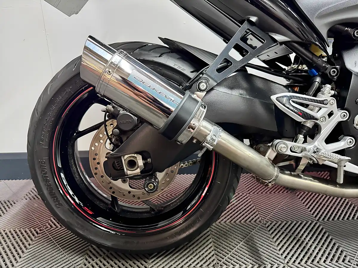 Used 2016 Suzuki GSX-S1000 Naked Red - Interior and Exterior details 11