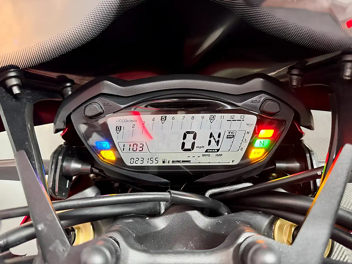 Used 2016 Suzuki GSX-S1000 Naked Red - Interior and Exterior details 17