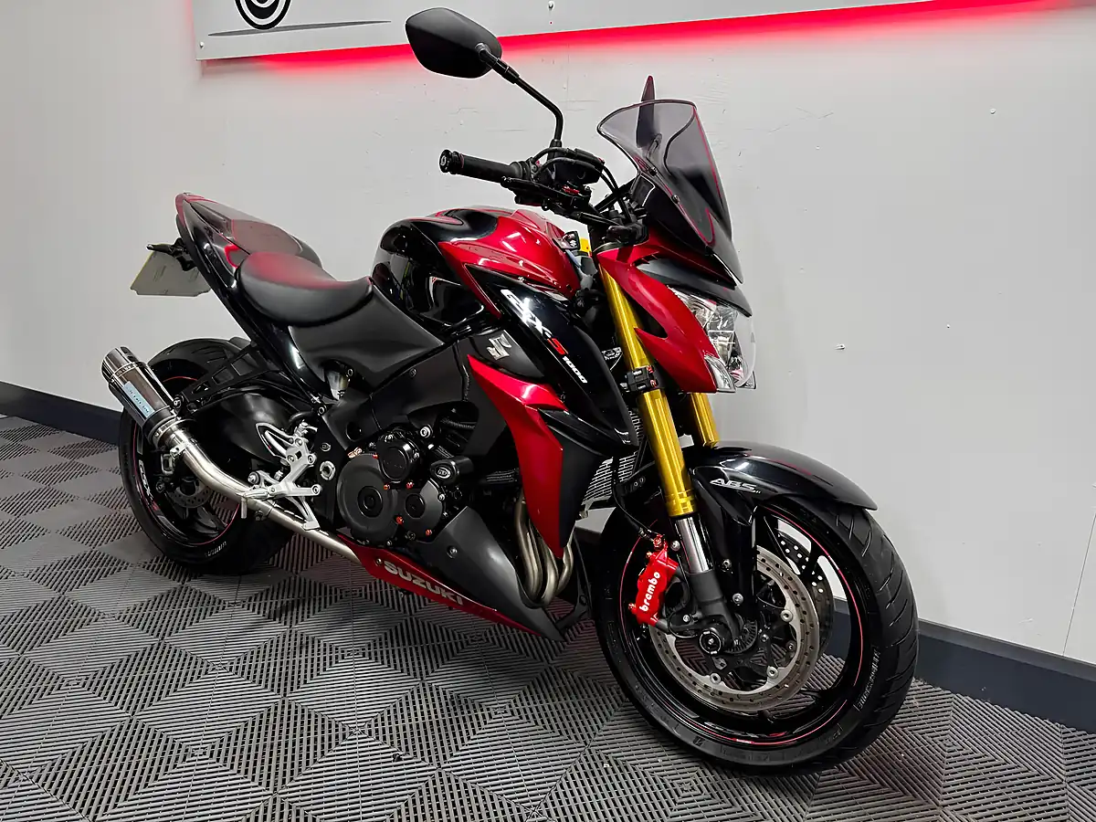 Used 2016 Suzuki GSX-S1000 Naked Red - Interior and Exterior details 4
