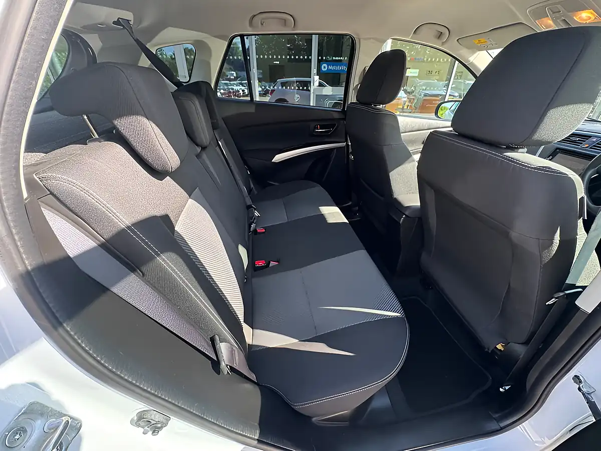 Used 2016 Suzuki SX4 S-Cross Sz-T Allgrip White - Interior and Exterior details 10
