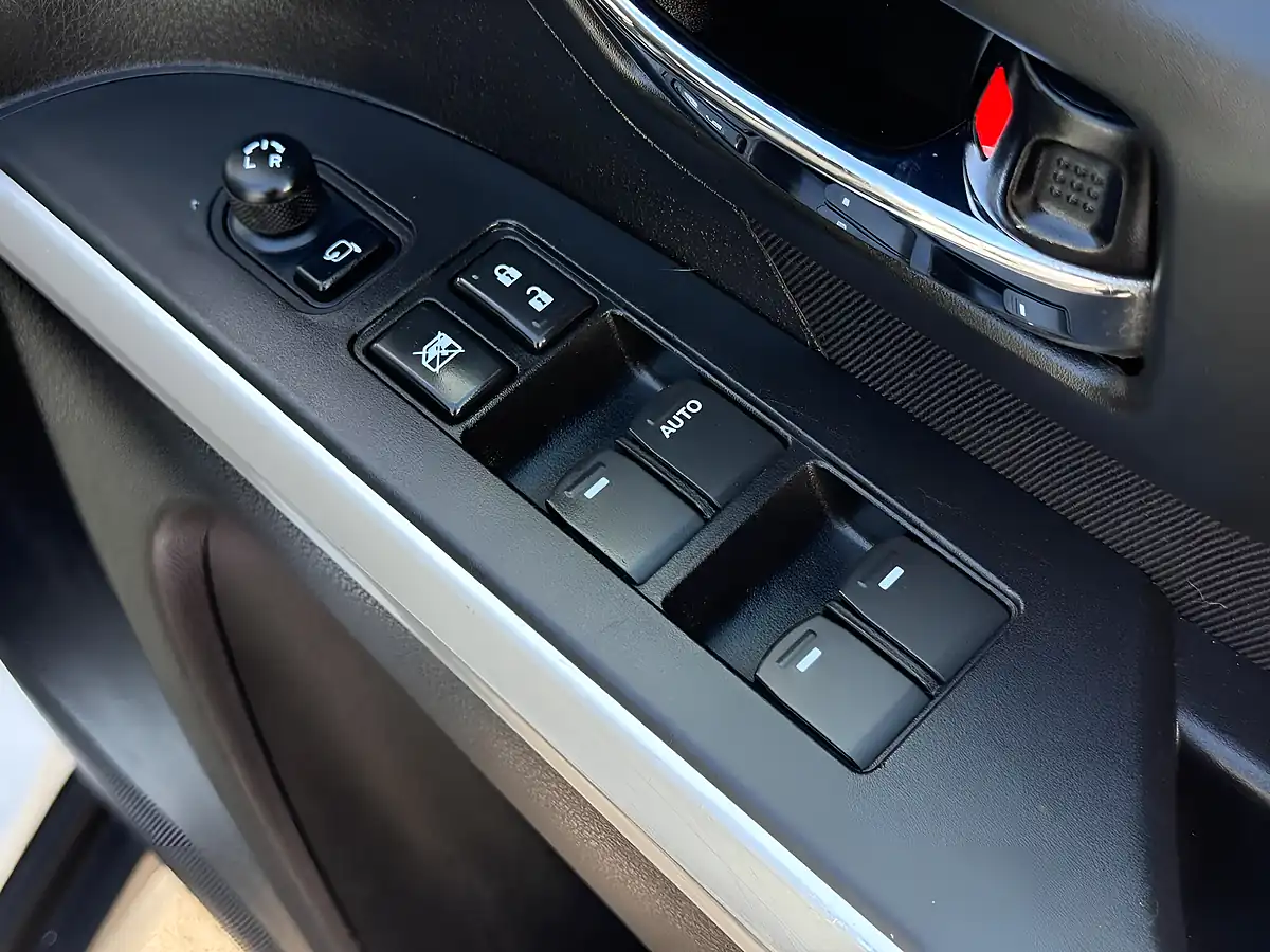 Used 2016 Suzuki SX4 S-Cross Sz-T White - Interior and Exterior details 17