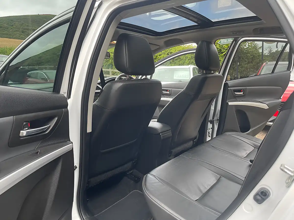 Used 2016 Suzuki SX4 S-Cross SZ5 White - Interior and Exterior details 17