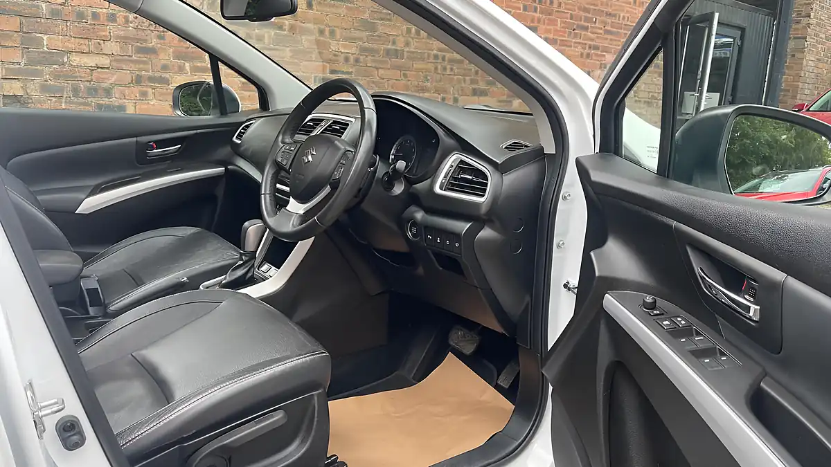 Used 2016 Suzuki SX4 S-Cross SZ5 White - Interior and Exterior details 8