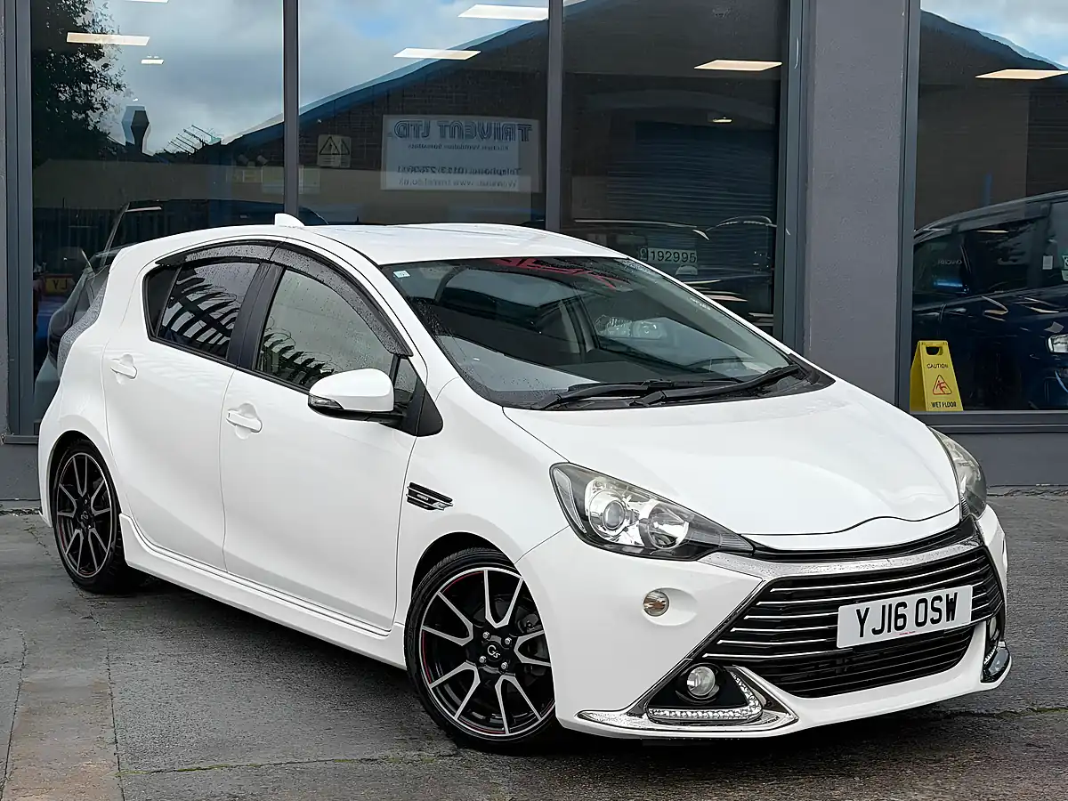Used 2016 Toyota Aqua Gs White - Front View