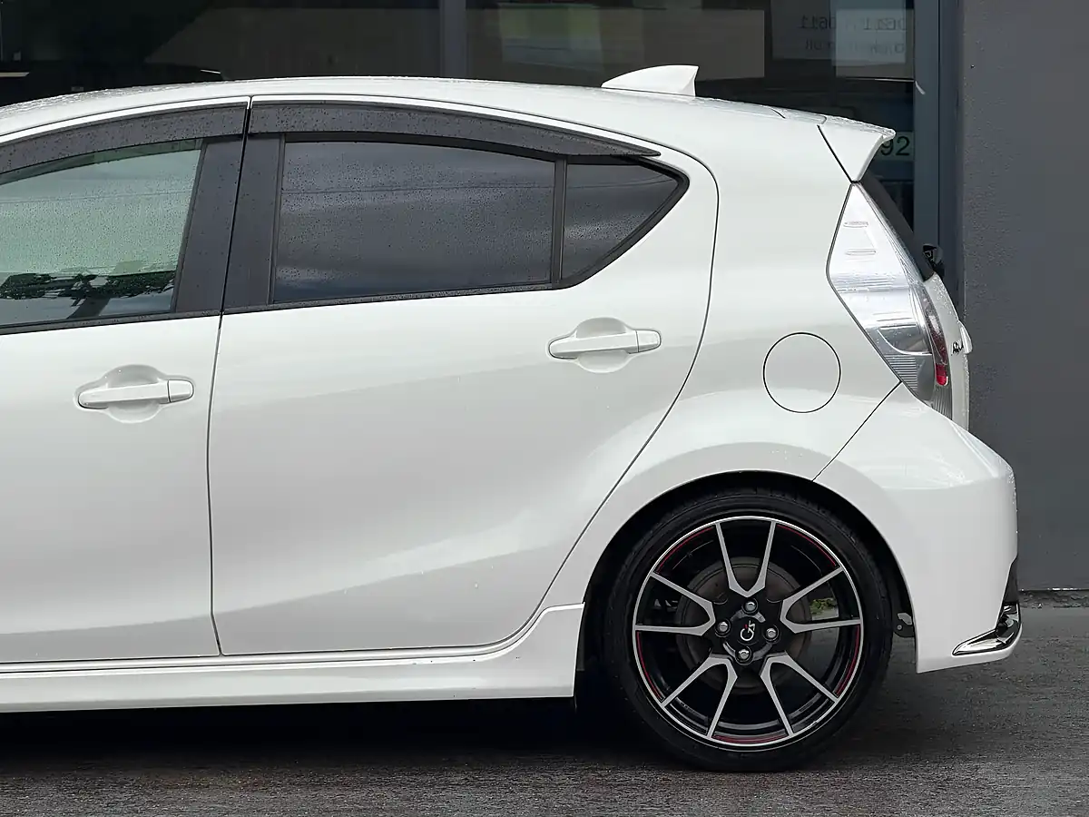 Used 2016 Toyota Aqua Gs White - Interior and Exterior details 11