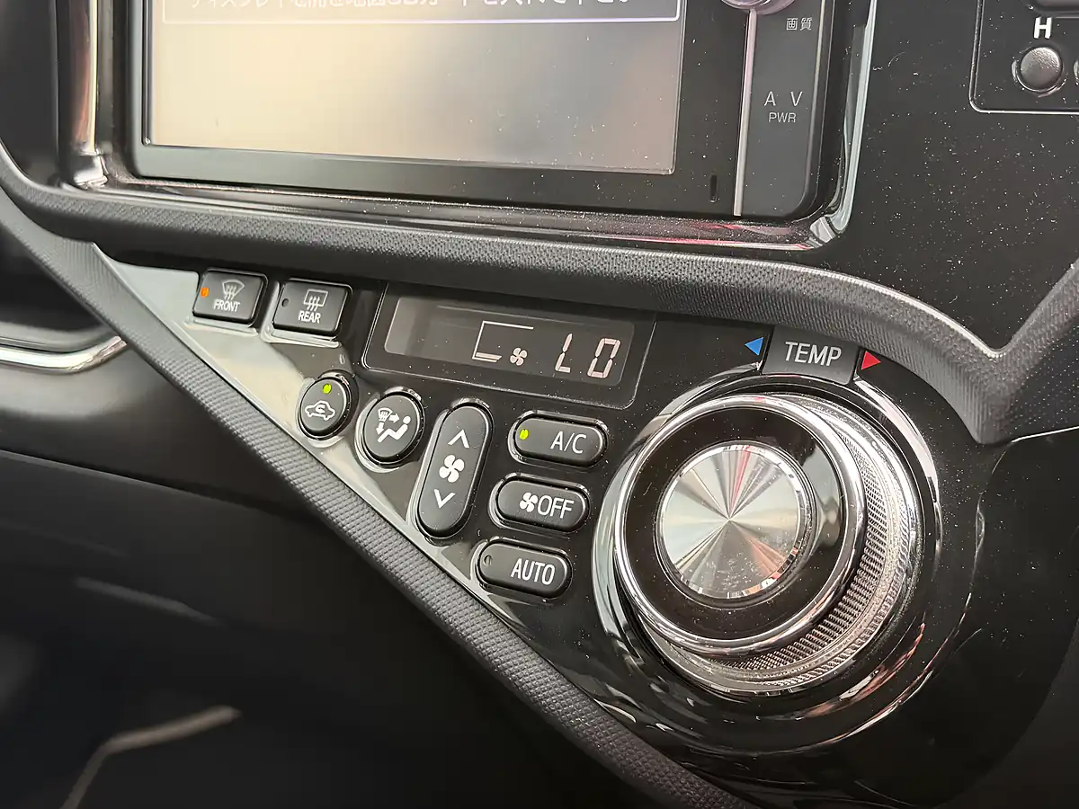 Used 2016 Toyota Aqua Gs White - Interior and Exterior details 14