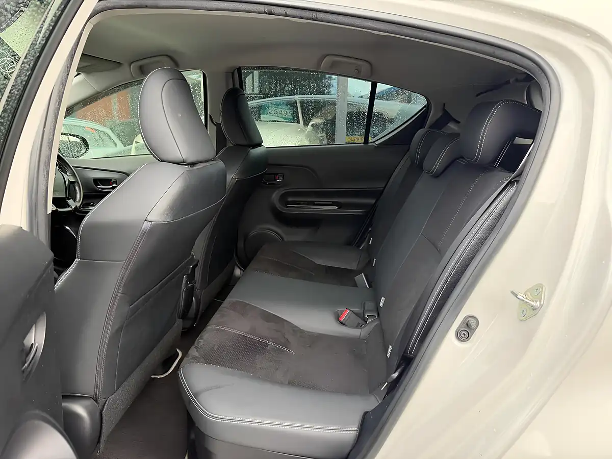 Used 2016 Toyota Aqua Gs White - Interior and Exterior details 17