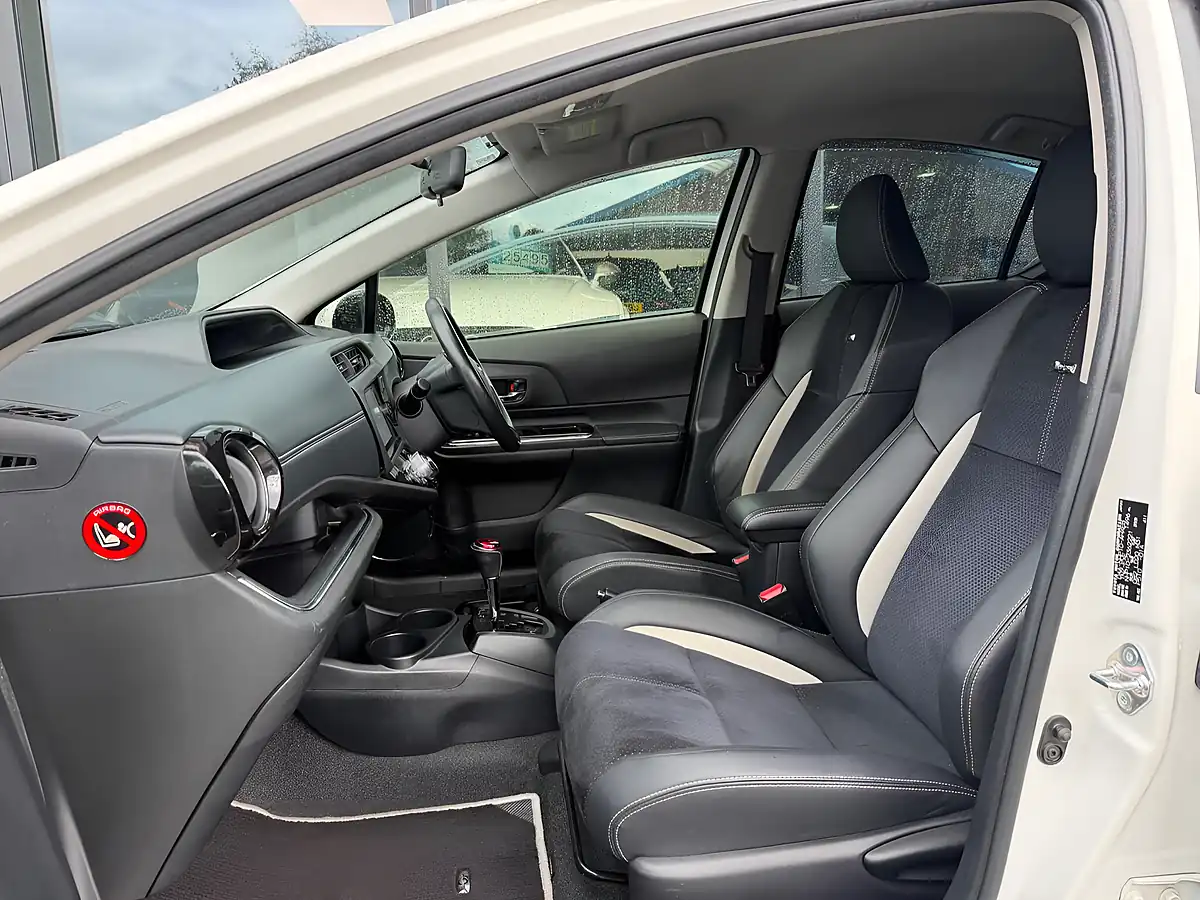 Used 2016 Toyota Aqua Gs White - Interior and Exterior details 3
