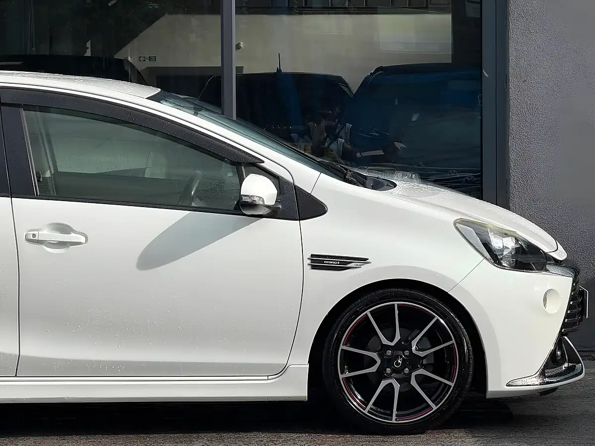 Used 2016 Toyota Aqua Gs White - Interior and Exterior details 8