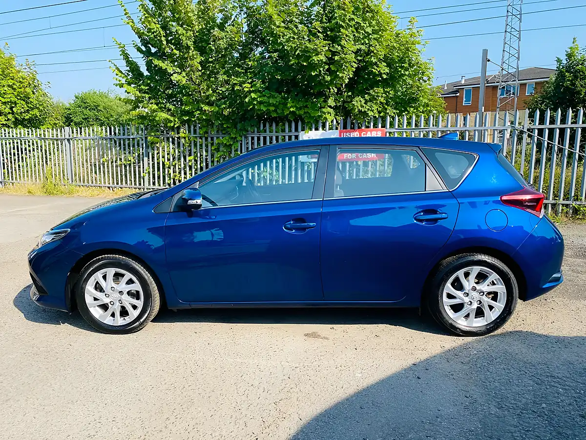 Used 2016 Toyota Auris Business Edition Blue - Interior and Exterior details 11