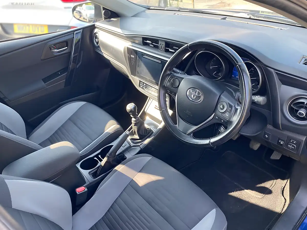 Used 2016 Toyota Auris Business Edition Blue - Interior and Exterior details 13