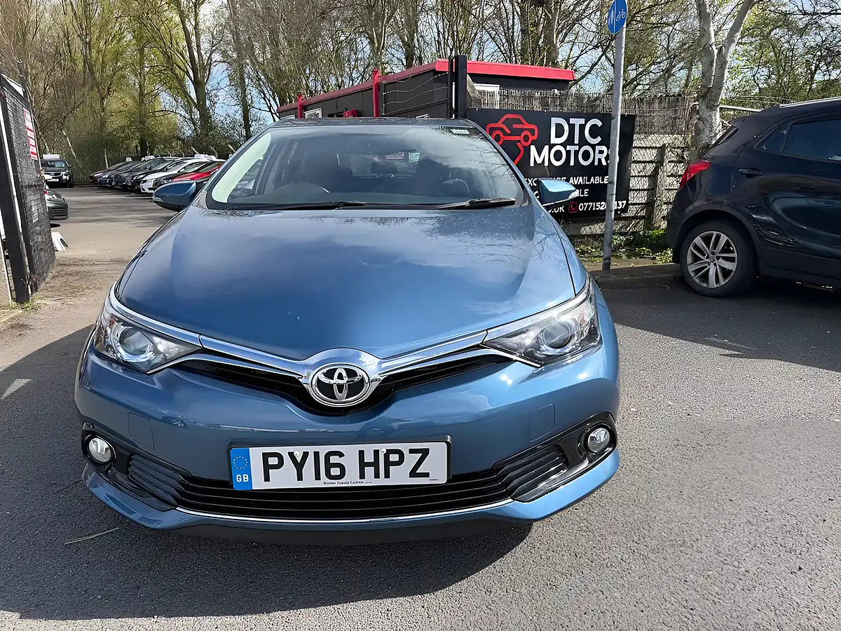 Used 2016 Toyota Auris Business Edition Blue - Front View
