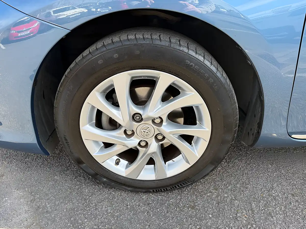 Used 2016 Toyota Auris Business Edition Blue - Interior and Exterior details 12