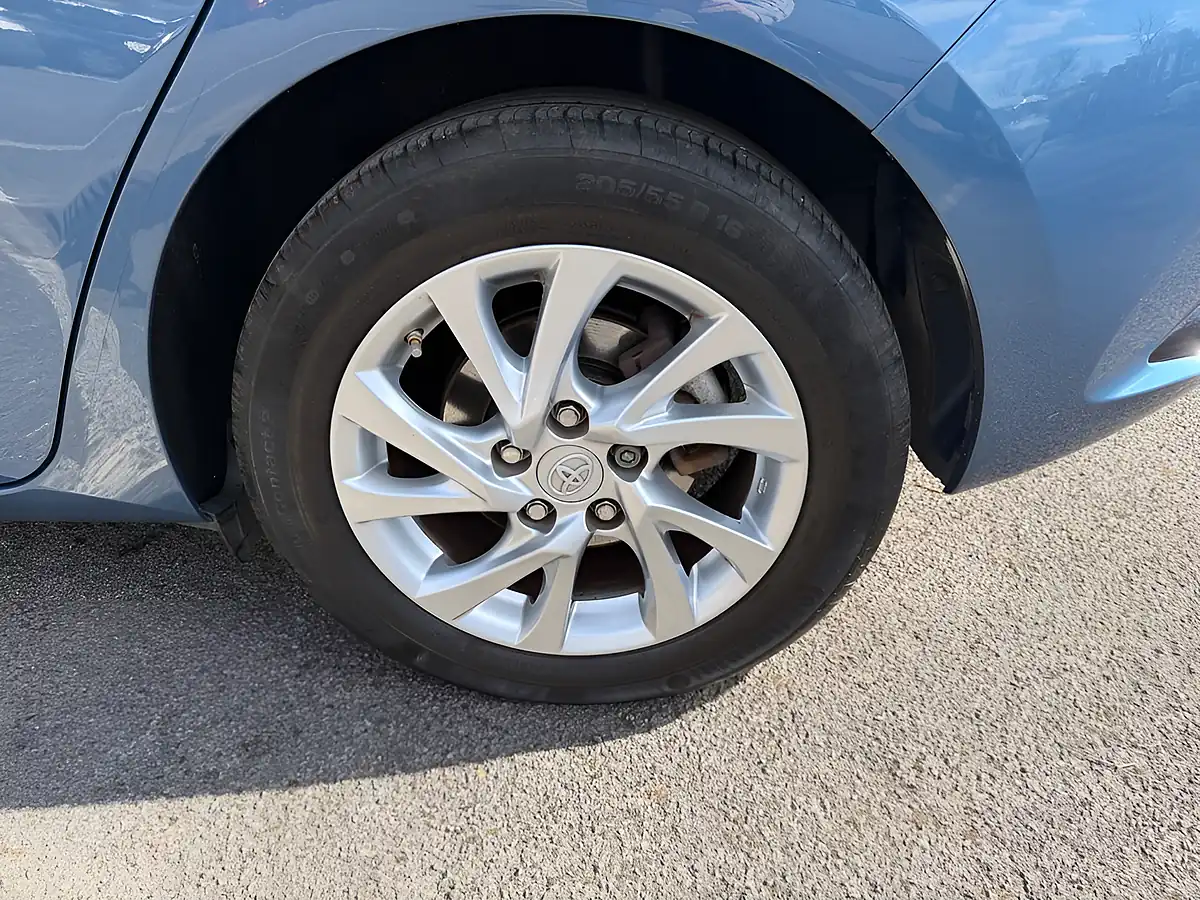 Used 2016 Toyota Auris Business Edition Blue - Interior and Exterior details 13