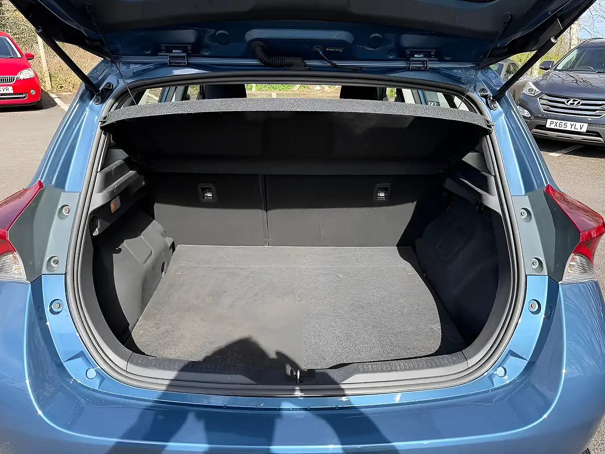 Used 2016 Toyota Auris Business Edition Blue - Interior and Exterior details 14