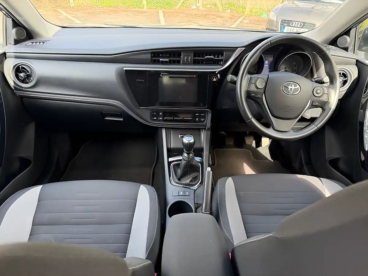 Used 2016 Toyota Auris Business Edition Blue - Interior and Exterior details 17