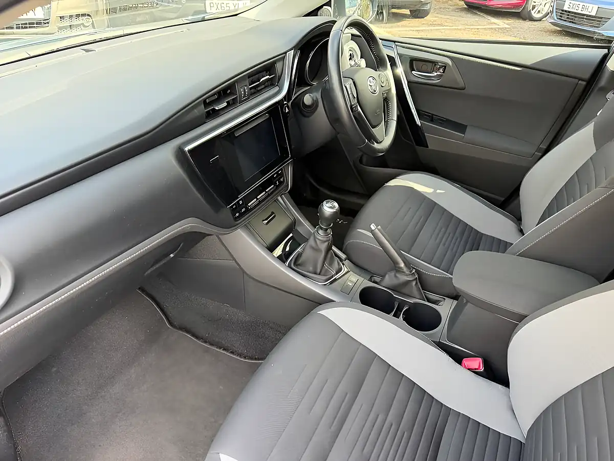Used 2016 Toyota Auris Business Edition Blue - Interior and Exterior details 19