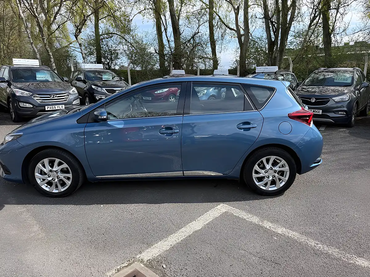 Used 2016 Toyota Auris Business Edition Blue - Interior and Exterior details 4