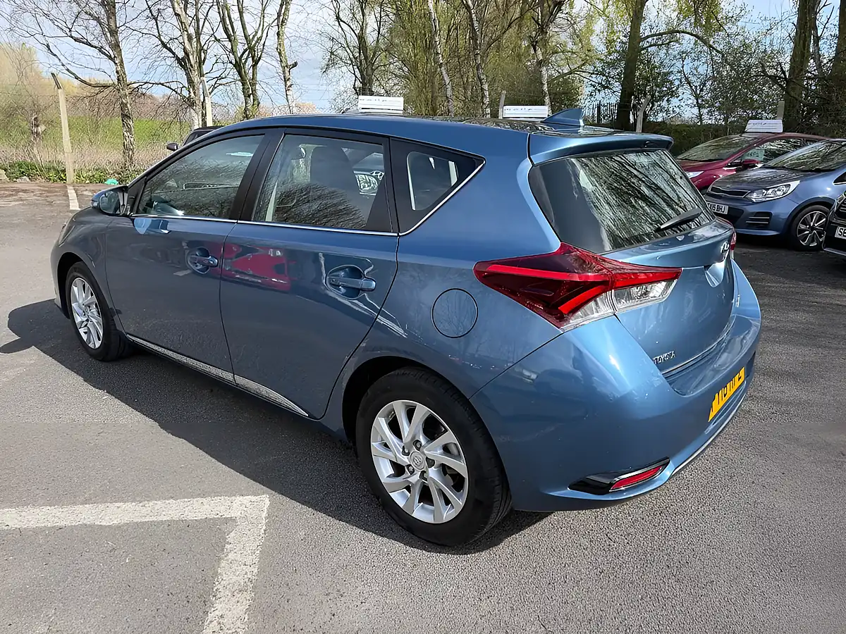 Used 2016 Toyota Auris Business Edition Blue - Interior and Exterior details 5